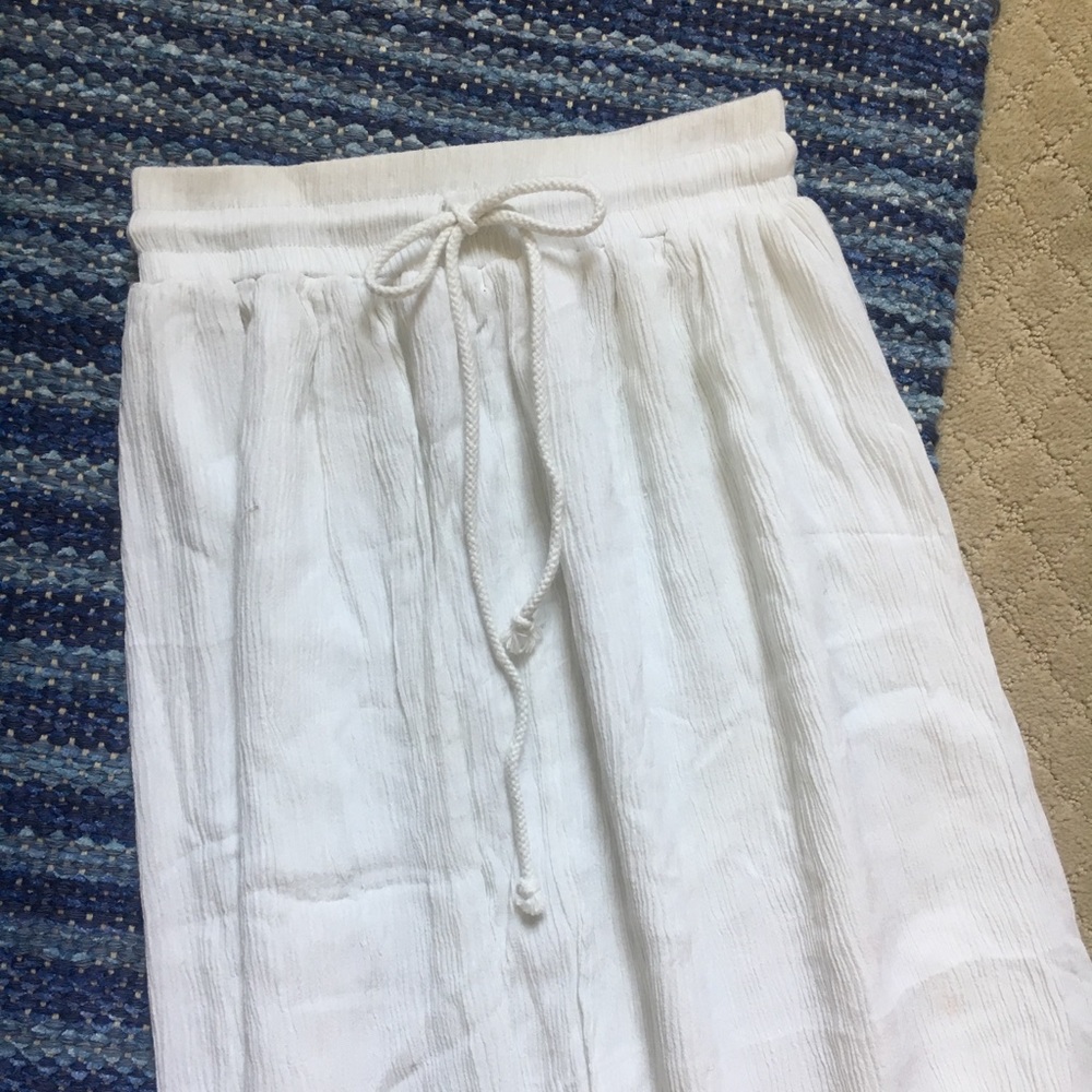 🌸BCBGeneration white flowy midi skirt🌸